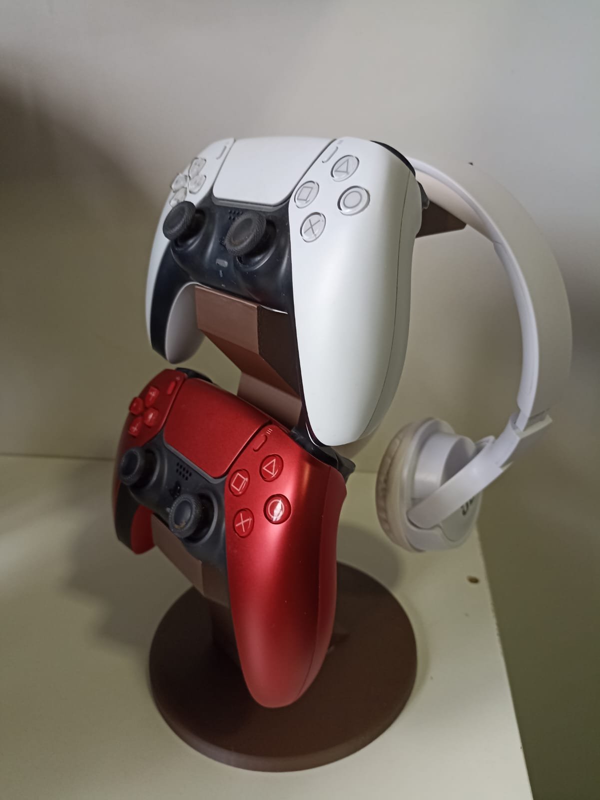 Suporte para 2 controles mais 1 fone