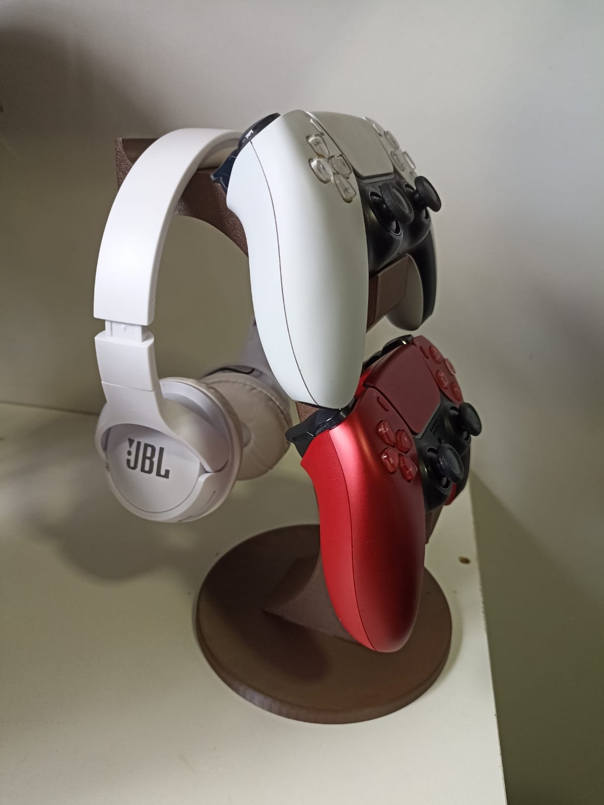 Suporte para 2 controles mais 1 fone